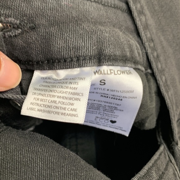 NWOT Wallflower Gray Wash Denim Cutoff Cargo Overalls - Picture 7 of 9